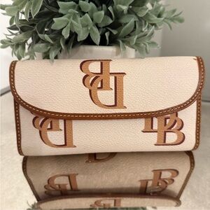 Dooney & Bourke Cream and Brown Logo Wallet

IN SEARCH OF THIS WALLET